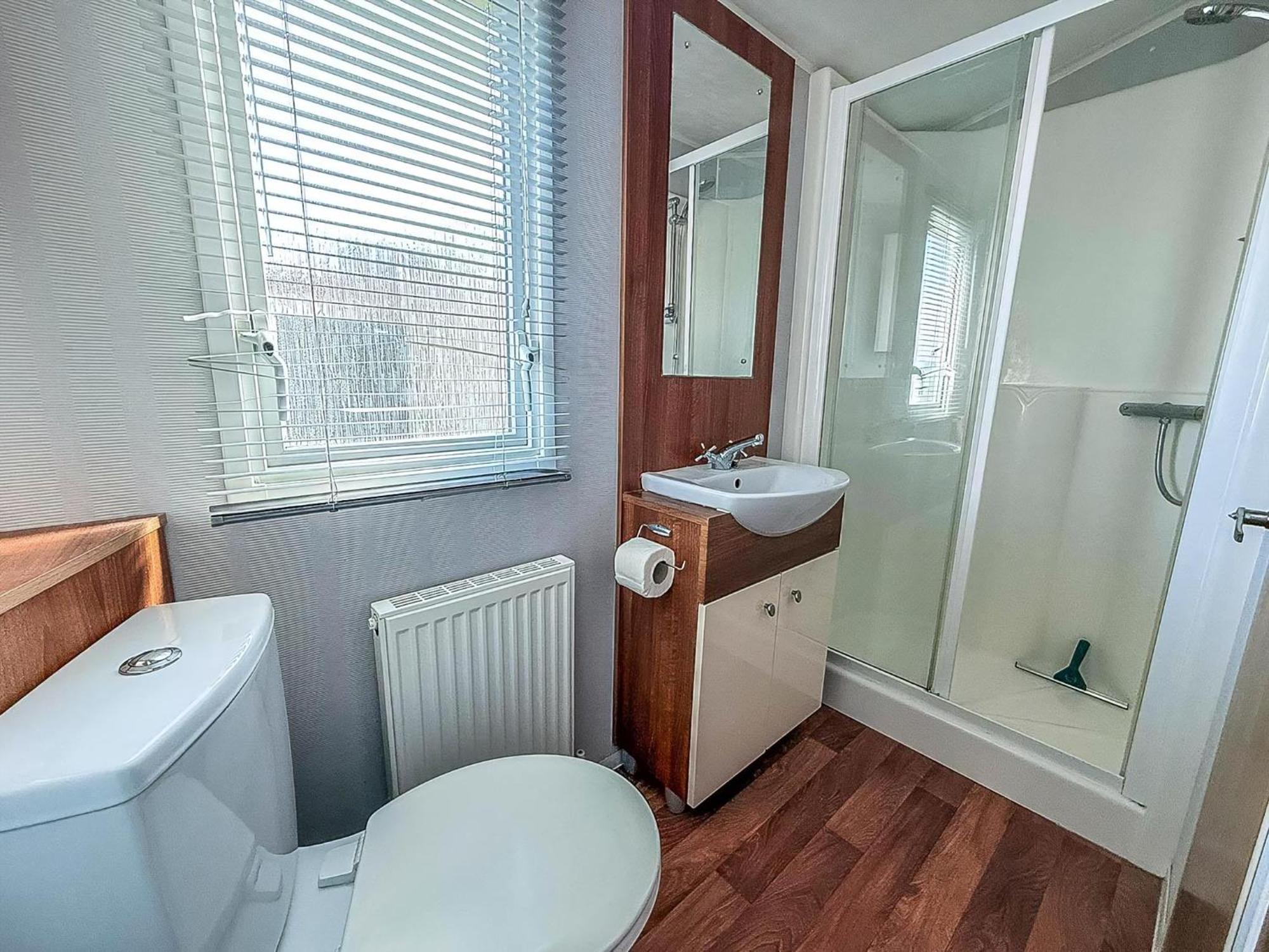 Superb Caravan With Decking And Free Wifi At Naze Marine Park Ref 17236C Walton-on-the-Naze Exterior foto
