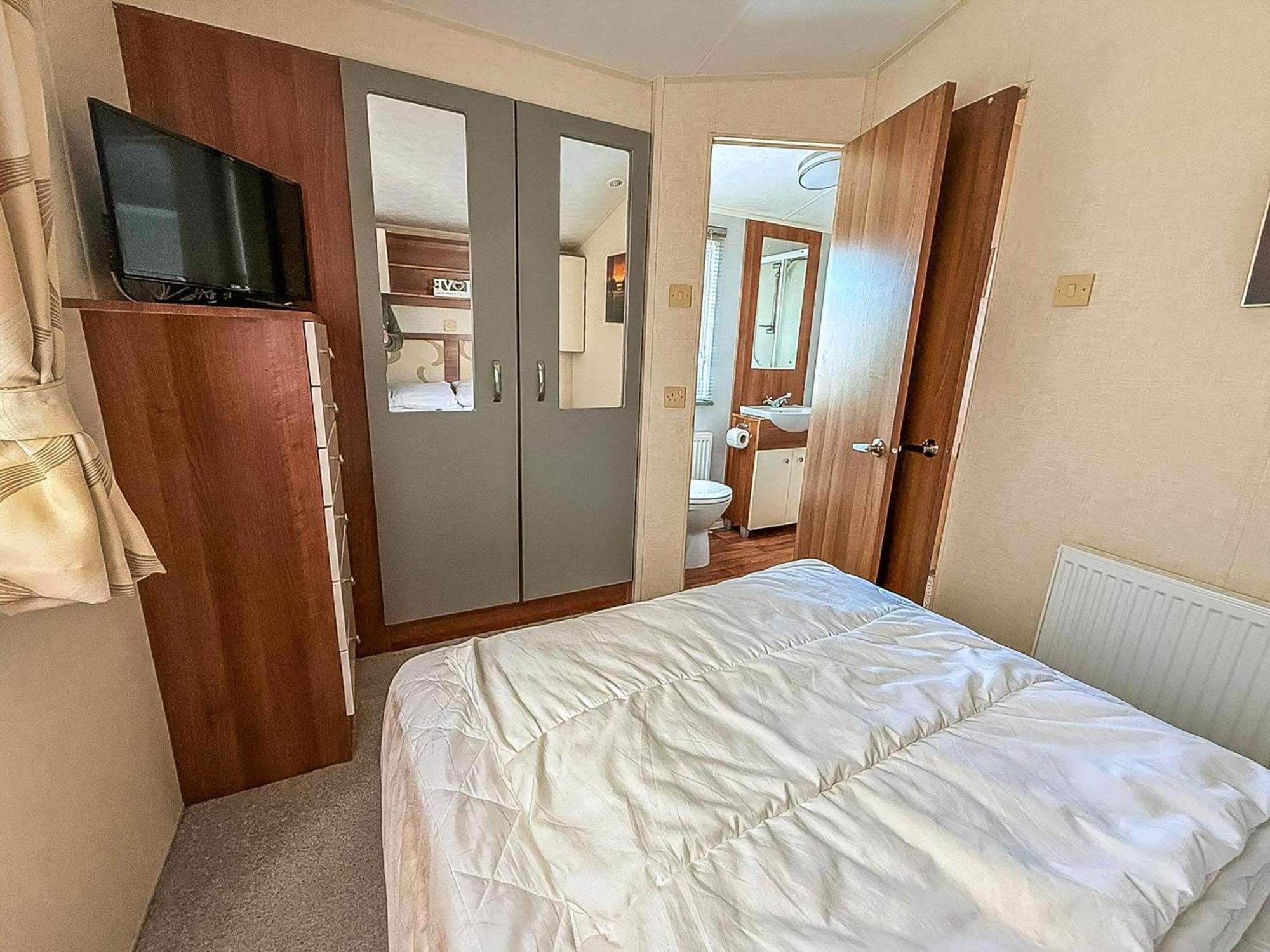 Superb Caravan With Decking And Free Wifi At Naze Marine Park Ref 17236C Walton-on-the-Naze Exterior foto