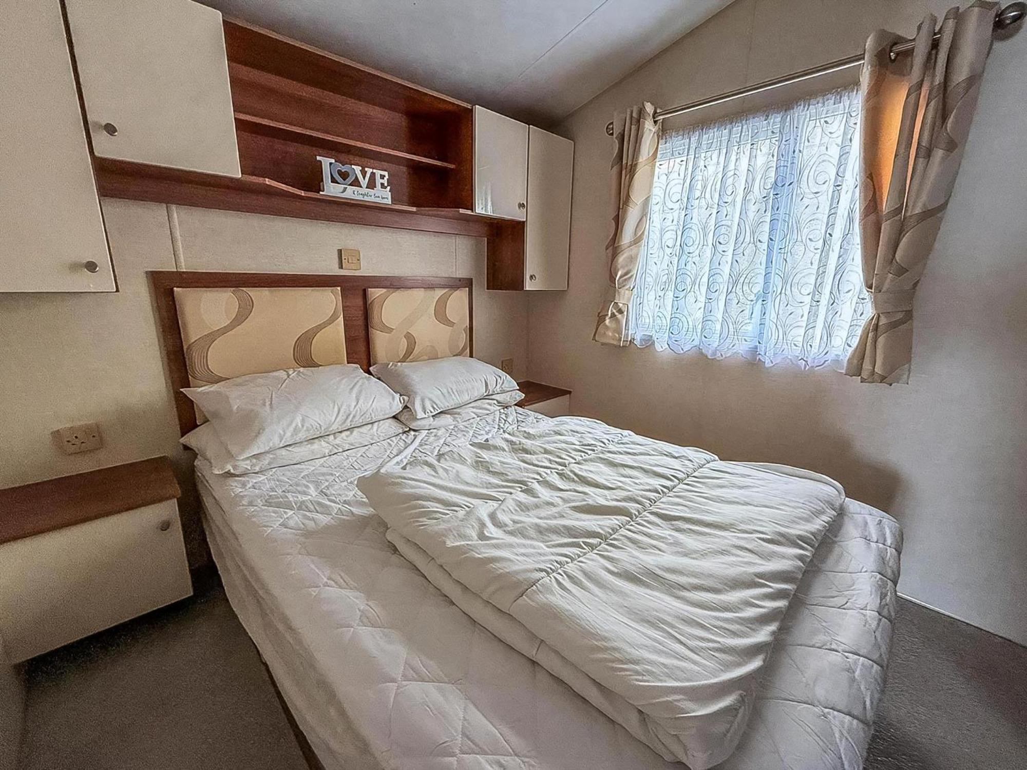 Superb Caravan With Decking And Free Wifi At Naze Marine Park Ref 17236C Walton-on-the-Naze Exterior foto